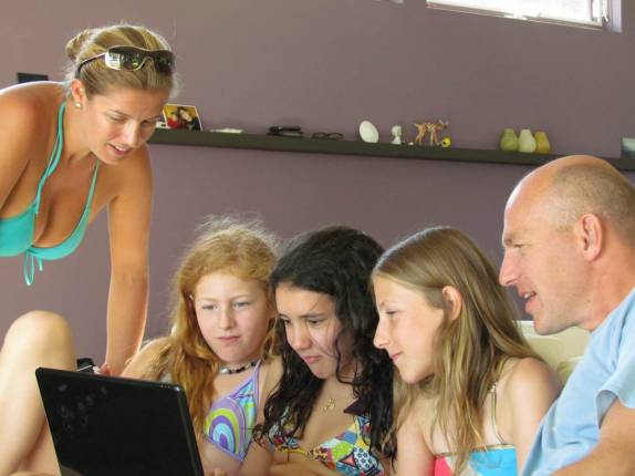 Assistindo a filmagem subaquática feita no lago (em Lakeville, estado de Connecticut, nos Estados Unidos)